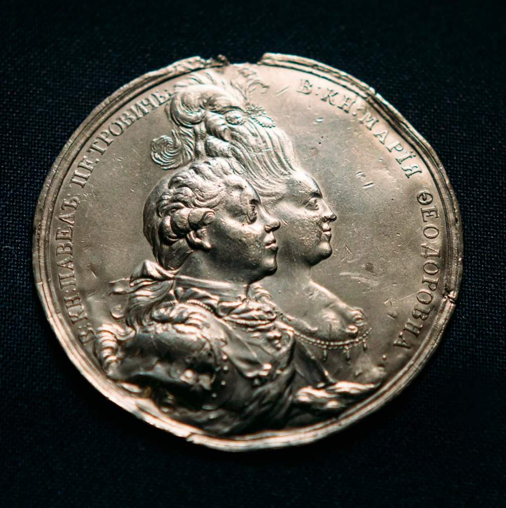 Медальон с портретами Великого князя Павла Петровича и Великой княгини Марии Фёдоровны. 1776-1778. Россия Бронза, чеканка, патинирование